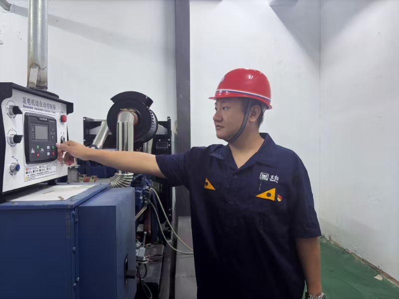日常巡查發(fā)電機組.jpg